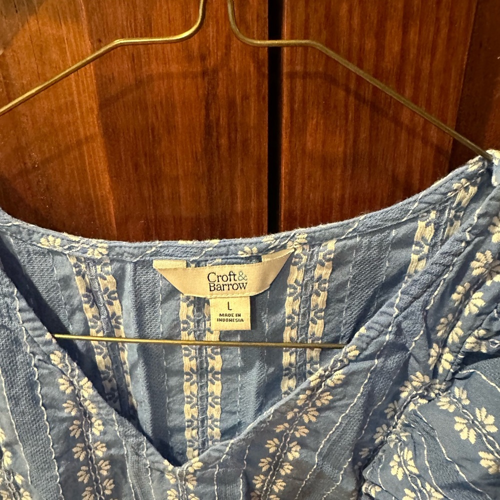 Croft and Barrow blue women’s no sleeve blue blouse